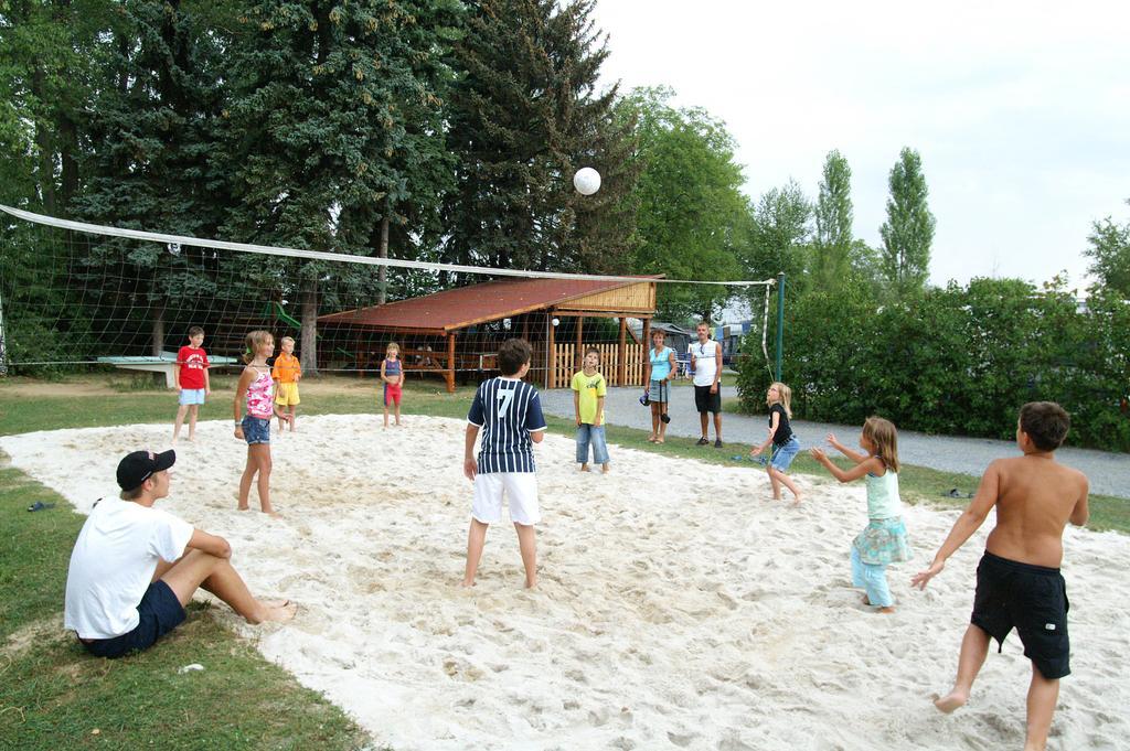 فندق Zlatníkyفي  Camping Oase Praha المظهر الخارجي الصورة