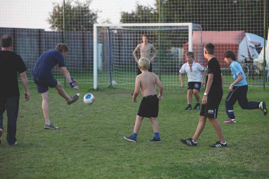 فندق Zlatníkyفي  Camping Oase Praha المظهر الخارجي الصورة