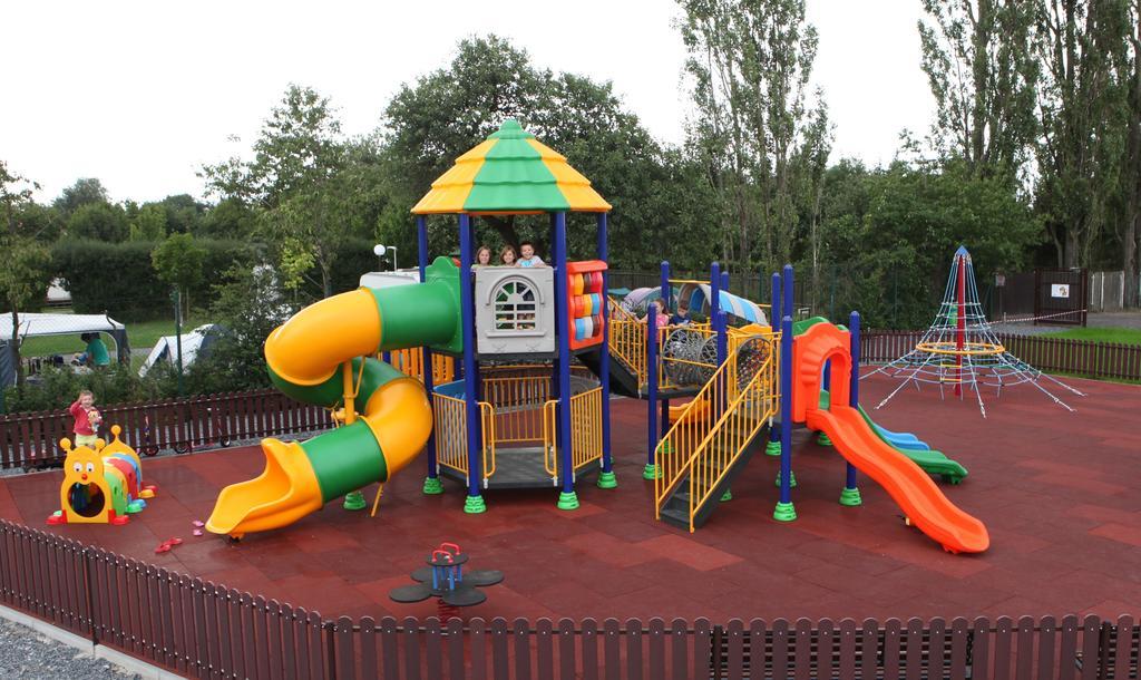 فندق Zlatníkyفي  Camping Oase Praha المظهر الخارجي الصورة