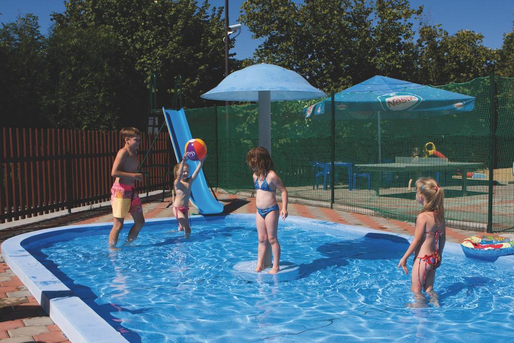 فندق Zlatníkyفي  Camping Oase Praha المظهر الخارجي الصورة